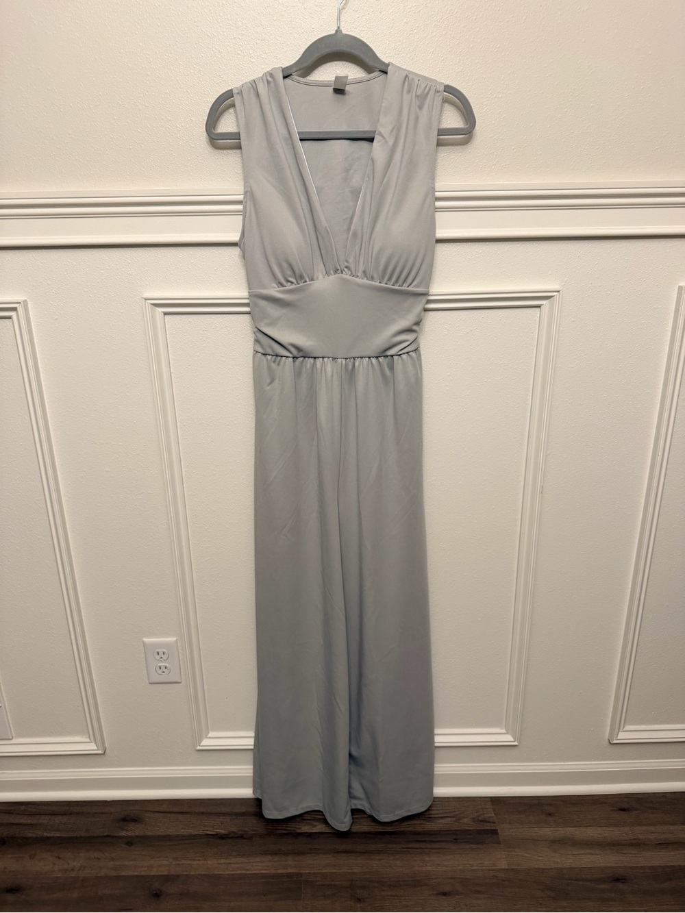 HALARA Light Gray Sleeveless V-Neck Maxi Dress with Defined Waist
